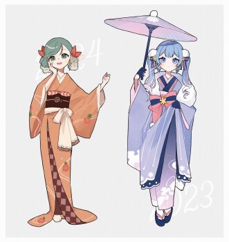 alternate_costume alternate_hairstyle aqua_hair blue_gloves blue_kimono closed_mouth commentary_request full_body gloves green_eyes green_hair hatsune_miku highres holding holding_umbrella japanese_clothes kimono kitton_(hekiku13) long_sleeves looking_at_viewer obi open_mouth orange_kimono sandals sash smile umbrella vocaloid wide_sleeves yuki_miku yuki_miku_(2023) yuki_miku_(2024)