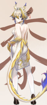 1girl absurdres alternate_costume alternate_hairstyle arknights backless_dress backless_outfit blonde_hair blue_hair breasts china_dress chinese_clothes chinese_hairpin closed_mouth commentary_request dragon_horns dragon_tail dress eastern_dragon_horns eastern_dragon_tail from_behind full_body gradient_hair green_eyes hair_between_eyes hair_intakes high_heels highres horns jewelry looking_at_viewer looking_back medium_breasts multicolored_hair short_hair shu_(arknights) sideboob smile solo tail white_hair xiaoshi_zai_huanghun_de_feng
