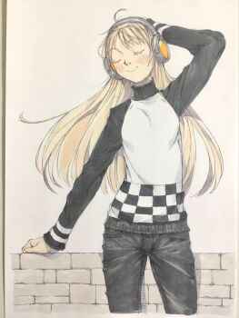 1girl arm_behind_head arm_up black_pants black_sweater blonde_hair closed_eyes closed_mouth commentary cropped_legs denim hand_on_own_head headphones highres jeans listening_to_music long_hair original pants peter_salt smile solo standing stone_wall sweater traditional_media turtleneck turtleneck_sweater two-tone_sweater white_sweater