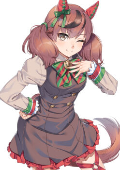 1girl ;) animal_ears bow breasts brown_dress brown_eyes brown_hair brown_shirt closed_mouth commentary_request diagonal-striped_bow dress ear_bow frilled_dress frills green_bow hair_between_eyes hand_on_own_hip hand_up horse_ears horse_girl horse_tail juliet_sleeves long_sleeves looking_at_viewer medium_breasts miri_(ago550421) multicolored_hair nice_nature_(poinsettia_ribbon)_(umamusume) nice_nature_(umamusume) one_eye_closed puffy_sleeves shirt simple_background sleeveless sleeveless_dress sleeves_past_wrists smile solo streaked_hair striped_bow tail twintails umamusume white_background