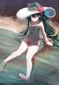 1girl @_@ antenna_hair azur_lane bare_shoulders beach bikini black_bikini blush flower green_hair hair_between_eyes hat hat_flower highres ice_lifeline long_hair looking_at_viewer messy_hair official_alternate_costume outdoors partially_submerged red_eyes smile solo sun_hat swimsuit torricelli_(azur_lane) torricelli_(shady_seaside)_(azur_lane) very_long_hair water