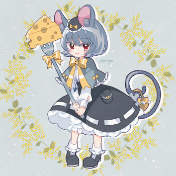 1girl animal_ears basket black_hat black_shoes black_skirt bloomers blush bow capelet cheese closed_mouth commentary_request embellished_costume food full_body grey_background grey_capelet grey_hair hat highres holding holding_with_tail jewelry katsuragi_atori long_sleeves looking_at_viewer mouse_(animal) mouse_ears mouse_girl mouse_tail nazrin necklace pendant prehensile_tail red_eyes shirt shoes skirt smile socks solo swiss_cheese tail touhou twitter_username underwear white_bloomers white_shirt white_socks yellow_bow