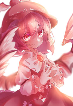 1girl bird_girl bird_wings blurry commentary_request dress frilled_sleeves frills hat highres long_sleeves looking_at_viewer mirawi_(ekay8374) mystia_lorelei own_hands_together partial_commentary pinafore_dress pink_hair shirt simple_background sleeveless sleeveless_dress smile solo steepled_fingers touhou white_background white_shirt wing_hat_ornament wing_ornament wings