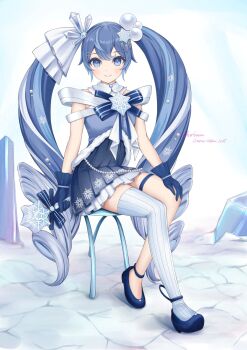 1girl aqua_hair asymmetrical_legwear blue_bow blue_bowtie blue_dress blue_eyes blue_gloves blue_hair blush bow bowtie collarbone commentary_request crystal_hair_ornament detached_collar dress full_body gloves gradient_hair hair_between_eyes hair_ornament hand_on_own_knee hatsune_miku highres holding holding_staff jewelry long_hair multicolored_hair nekoinu_bamboo official_alternate_costume official_alternate_hairstyle parted_lips pleated_skirt single_thighhigh sitting skirt smile snowflake_hair_ornament snowflake_print solo staff striped_clothes striped_thighhighs thigh_strap thighhighs vocaloid white_hair white_thighhighs yuki_miku yuki_miku_(2025)