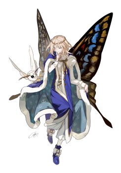 1boy antennae arm_up blanca_(fate) blonde_hair blue_cape blue_eyes blue_robe blue_shoes bow bug butterfly_wings cape closed_mouth commentary_request fate/grand_order fate_(series) footwear_bow frilled_sleeves frills full_body fur-trimmed_cape fur-trimmed_robe fur_trim highres index_finger_raised insect insect_wings long_sleeves looking_at_another looking_to_the_side male_focus moth moth_antennae oberon_(fate) oberon_(first_ascension)_(fate) robe shoes short_hair sideways_glance simple_background solo tiara two_pokemon white_background white_fur white_hair wings