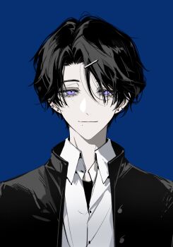 1boy black_hair black_jacket blue_background call_of_cthulhu chinese_commentary closed_mouth collared_shirt ear_piercing earrings eyelashes hair_ornament hairclip highres jacket jewelry looking_at_viewer male_focus mingjing_fangfu_keyi_zhanduan_chuntian mole mole_under_mouth nidexintu open_clothes open_jacket parted_bangs piercing purple_eyes school_uniform shirt short_hair simple_background smile solo upper_body white_shirt