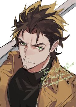 1boy artist_name black_shirt brown_coat brown_hair coat facial_hair green_eyes highres male_focus multicolored_hair ogata_tomio over_shoulder parted_lips portrait scum_of_the_brave shirt short_hair solo stubble turtleneck twitter_username two-tone_hair weapon weapon_over_shoulder white_background yashiro_(scum_of_the_brave)