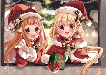 2girls :d bell blonde_hair blunt_bangs blurry blurry_background bokeh bow breath brown_eyes cape capelet choker christmas christmas_tree commentary_request depth_of_field fur-trimmed_capelet fur_trim futaba_anzu gift gloves hat hat_bow highres holding holding_gift holding_sack hood hood_down hooded_capelet ichihara_nina idolmaster idolmaster_cinderella_girls long_hair long_sleeves looking_at_viewer multiple_girls neck_bell open_mouth orange_hair outside_border over_shoulder red_bow red_cape red_capelet red_gloves red_hat revision rino_cnc sack santa_hat smile snowing star_(symbol) star_choker window