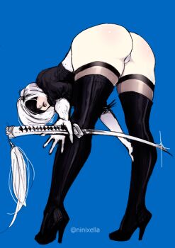 1girl 2b_(nier:automata) ass black_boots blue_background boots looking_at_viewer nier:automata nier_(series) ninixella sword virtuous_contract weapon white_hair