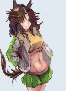 1girl animal_ears belt breasts brown_hair closed_mouth commentary_request crop_top cropped_jacket fur-trimmed_jacket fur_trim green_skirt hands_in_pockets horse_ears horse_girl horse_tail jacket large_breasts long_hair long_sleeves looking_at_viewer mejiro_palmer_(line_breakthrough)_(umamusume) mejiro_palmer_(umamusume) midriff multicolored_hair navel pink_belt ponytail shirt simple_background skirt smile stomach streaked_hair tail umamusume white_hair white_jacket yanagi_wakana yellow_shirt