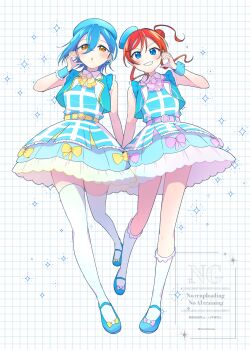 2girls :o belt blue_eyes blue_hair blue_hat bow breasts commentary crossed_bangs earrings full_body grid_background grin hair_between_eyes hair_bun hand_up hat heart_cheeks highres jewelry kneehighs looking_at_viewer love_live! love_live!_superstar!! mame_mochiko multiple_girls open_mouth orange_eyes pink_belt red_hair short_hair_with_long_locks single_hair_bun smile socks sparkle thighhighs wakana_shiki watermark white_socks white_thighhighs yellow_belt yellow_bow yoneme_mei zettaiteki_lover