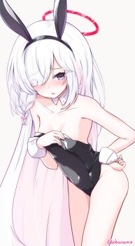1girl alternate_costume animal_ears baram bare_shoulders black_eyes black_leotard blue_archive breasts cleavage collarbone colored_inner_hair commentary_request fake_animal_ears hair_over_one_eye halo highres leotard long_hair looking_at_viewer multicolored_hair pink_hair plana_(blue_archive) playboy_bunny rabbit_ears red_halo small_breasts solo standing thighs two-tone_hair very_long_hair white_hair