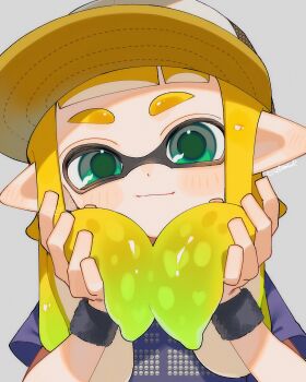 1girl baseball_cap blonde_hair blue_shirt closed_mouth green_eyes green_hair green_pupils grey_background hat highres inkling inkling_girl inkling_player_character long_hair looking_at_viewer nintendo pointy_ears print_shirt sabata_saba shirt simple_background smile solo splatoon_(series) splatoon_3 t-shirt tentacle_hair thick_eyebrows upper_body yellow_hat