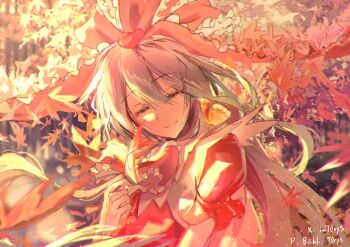 1girl autumn_leaves blurry blurry_background blurry_foreground commentary double-parted_bangs english_commentary falling_leaves floating_hair hair_between_eyes hair_ribbon hand_up highres kagiyama_hina leaf long_hair looking_at_viewer maple_leaf narrowed_eyes red_ribbon ribbon short_sleeves smile t0nys touhou