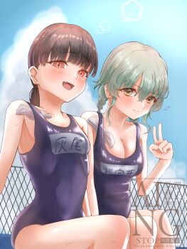 2girls :d baio_rin bare_arms bare_legs bare_shoulders blue_one-piece_swimsuit blue_sky blunt_bangs breasts brown_hair chain-link_fence cleavage cloud commentary day fangs fence green_hair hair_between_eyes highres kimi_no_koto_ga_dai_dai_dai_dai_daisuki_na_100-nin_no_kanojo lens_flare looking_at_viewer medium_breasts multiple_girls name_tag nemui_nemu one-piece_swimsuit open_mouth outdoors red_eyes shizumetto_4300 sitting skin_fangs sky slit_pupils small_breasts smile swimsuit v watermark yellow_eyes