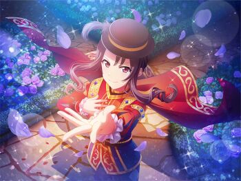 1girl akikaze_rui beckoning black_hair black_hat cape closed_mouth cosplay falling_petals flower frilled_sleeves frills game_cg garden hat hat_feather jacket jewelry long_sleeves looking_at_viewer official_art petals pink_flower pink_rose reaching reaching_towards_viewer red_cape red_eyes red_jacket romeo_and_juliet romeo_montague romeo_montague_(cosplay) rose shadow shoujo_kageki_revue_starlight shoujo_kageki_revue_starlight_-re_live- sidelocks smile solo standing upper_body v-shaped_eyebrows