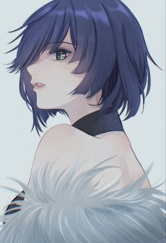 1girl blue_hair choker feather_boa genshin_impact green_eyes grey_background highres looking_at_viewer onigiri_(sumisaza) parted_lips short_hair simple_background solo upper_body yelan_(genshin_impact)