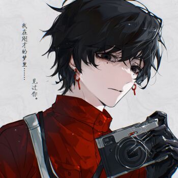 1boy absurdres bag bishounen black_eyes black_gloves black_hair camera chinese_commentary chinese_text closed_mouth collared_shirt earrings gloves hair_between_eyes hand_up highres holding holding_camera jacket jewelry li_yuting_(male) looking_at_viewer male_focus mole mole_under_eye nidexintu red_jacket shirt short_hair shoulder_bag simple_background solo touqi_guaitan upper_body white_background