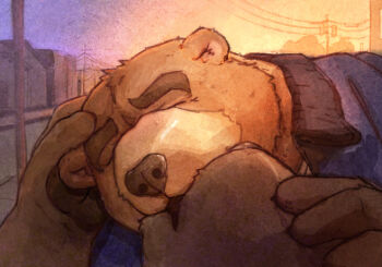 2boys animal_ears bara bear_boy bear_ears bezdomny blue_jacket brown_fur closed_eyes furry furry_male hand_on_another&#039;s_face jacket juuichi_mikazuki kiss male_focus morenatsu multiple_boys open_mouth sunset utility_pole yaoi