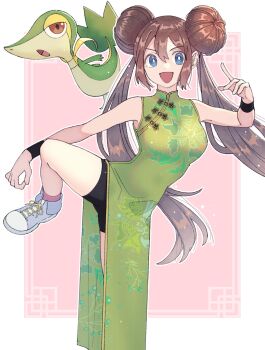 1girl :d alternate_costume blue_eyes blue_shoes border breasts bright_pupils brown_hair china_dress chinese_clothes commentary_request double_bun dress gen_5_pokemon green_dress hair_bun hand_up highres kana_(kanna_runa0620) leg_up long_hair looking_at_viewer medium_breasts nintendo open_mouth pink_background pink_socks pokemon pokemon_(creature) pokemon_bw2 rosa_(pokemon) shoes smile sneakers snivy socks solo standing standing_on_one_leg white_border white_pupils