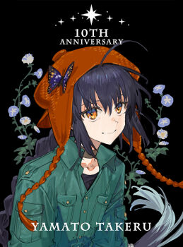 1other ahoge anniversary beanie black_background black_hair black_shirt blue_flower braid braided_ponytail bug butterfly butterfly_on_head character_name choker closed_mouth collared_shirt commentary earflap_beanie english_text fate/grand_order fate_(series) flower gradient_hair green_shirt grey_choker grey_hair hair_between_eyes hat insect layered_shirt long_hair looking_at_viewer multicolored_hair orange_eyes orange_hat other_focus popped_collar shirt simple_background single_braid smile solo star_(symbol) starshadowmagician upper_body yamato_takeru_(fate) yamato_takeru_(over_the_same_sky)_(fate)