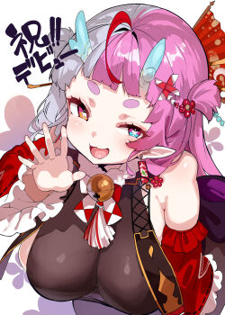 ahoge bare_shoulders blunt_bangs breasts character_request copyright_request detached_sleeves dragon_girl frilled_sleeves frills grey_hair hair_ornament hand_up heterochromia highres large_breasts looking_at_viewer multicolored_hair open_mouth pink_hair pointy_ears red_hair red_sleeves shiokonbu smile tongue two-tone_hair upper_body virtual_youtuber