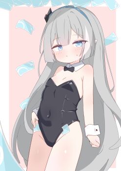 1girl absurdres applemint black_leotard blue_eyes breasts commentary_request female_tyrant_(stella_sora) grey_hair highres leotard long_hair partial_commentary playboy_bunny small_breasts solo stella_sora strapless strapless_leotard tyrant_(stella_sora) wrist_cuffs