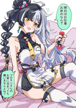 ahoge black_hair commentary_request dialyn_(zenless_zone_zero) hair_down holding multicolored_hair nodachi_(nodati51) open_mouth simple_background sitting smile speech_bubble thighhighs thighs translation_request two-tone_hair white_background white_hair white_thighhighs yellow_eyes zenless_zone_zero