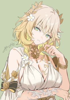1girl aglaea_(honkai:_star_rail) ancient_greek_clothes artist_name blonde_hair breast_tattoo breasts cleavage closed_mouth commentary_request dress gold_tattoo greco-roman_clothes green_background green_eyes highres honkai:_star_rail honkai_(series) large_breasts laurel_crown looking_at_viewer motto_(night_wear) short_hair simple_background solo tattoo upper_body white_dress