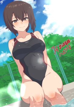 1girl absurdres ada_badguy black_hair black_one-piece_swimsuit blue_sky breasts brown_eyes chain-link_fence cloud commentary_request competition_swimsuit day dutch_angle fence girls_und_panzer highleg highleg_one-piece_swimsuit highres large_breasts nishizumi_maho one-piece_swimsuit outdoors poolside short_hair sky soaking_feet solo swimsuit translation_request tree water