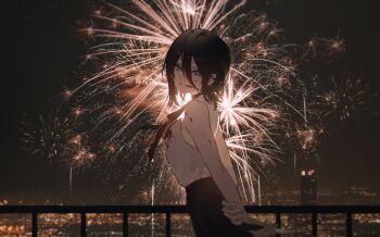 1girl arms_behind_back bare_shoulders black_choker black_hair black_ribbon black_shorts blood blood_on_clothes blood_on_face blurry blurry_background chainsaw_man choker commentary cowboy_shot english_commentary fireworks from_side green_eyes hair_between_eyes highres kuroduki looking_at_viewer night outdoors parted_lips reze_(chainsaw_man) ribbon shirt short_hair shorts sleeveless sleeveless_shirt solo white_shirt
