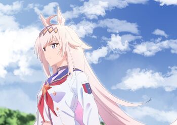 1girl ahoge animal_ears blue_eyes blue_sailor_collar blue_skirt blue_sky breasts brooch closed_mouth cloud diamond_hairband ear_ornament grey_hair hair_between_eyes hair_ornament hairband highres horse_ears horse_girl jacket jewelry long_hair long_sleeves midriff multicolored_hair neckerchief newgame_peco oguri_cap_(starlight_beat)_(umamusume) oguri_cap_(umamusume) outdoors red_neckerchief sailor_collar shirt skirt sky solo star_brooch umamusume umamusume:_cinderella_gray upper_body white_jacket white_shirt