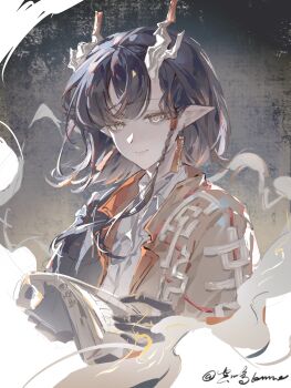 Rule 34 | 1girl, absurdres, arknights, black hair, black hands, chinese commentary, closed mouth, colored extremities, commentary request, dragon girl, dragon horns, earrings, eastern dragon horns, eyeliner, grey background, grey eyes, highres, holding, holding scroll, horns, jewelry, jie (arknights), kong ming kmmo, looking at viewer, makeup, multicolored hair, orange eyeliner, pointy ears, scroll, short hair, smile, solo, streaked hair, upper body