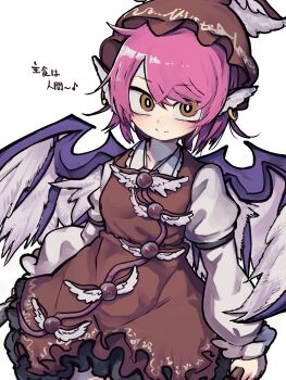 1girl absurdres animal_earrings bird_wings blush bright_pupils brown_dress brown_eyes brown_hat commentary dress hat highres long_sleeves looking_at_viewer mystia_lorelei piaki pink_hair shirt short_hair simple_background smile solo touhou translation_request white_background white_pupils white_shirt wing_ears wing_hat_ornament wing_ornament wings