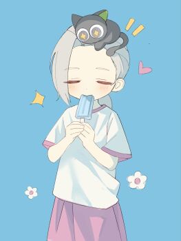1girl aged_down animal animal_on_head awsj7858 black_cat blue_background blush cat cat_on_head closed_eyes commentary cowboy_shot eating flower food heart highres luo_xiaohei luo_xiaohei_(cat) luo_xiaohei_zhanji luye_(the_legend_of_luoxiaohei) on_head pink_shirt popsicle shadow shirt short_sleeves simple_background solo_focus symbol-only_commentary white_flower white_shirt