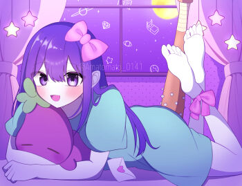 1girl amatomato_0141 aubrey_(headspace)_(omori) aubrey_(omori) barefoot baseball_bat blue_shirt blush bow colored_skin commentary_request double-parted_bangs feet_up hair_between_eyes hair_bow highres holding holding_stuffed_toy long_hair long_shirt looking_at_viewer nail_(hardware) nail_bat omori pink_bow purple_eyes purple_hair shirt short_sleeves sidelocks smile solo stuffed_animal stuffed_toy t-shirt twitter_username white_skin window