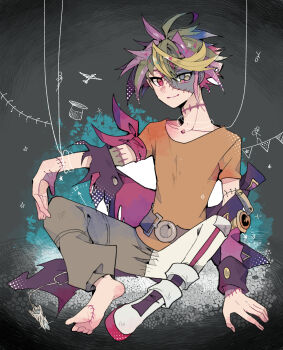 1boy arm_scarf barefoot belt body_horror boots chimerism extra_pupils fusion hat highres jewelry male_focus multicolored_hair patchwork_clothes patchwork_skin pendant puppet_strings sakaki_yuya smile stick_figure stitched_arm stitched_face stitched_leg stitched_neck stitches teketeke_(tasutekete) top_hat torn_clothes yu-gi-oh! yu-gi-oh!_arc-v hugo_(yu-gi-oh!) joeri_(yu-gi-oh!) ute_(yu-gi-oh!)