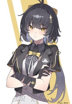 1girl absurdres artist_name bandaged_arm bandages black_gloves black_hair black_jacket bow bowtie breasts closed_mouth commentary_request crossed_arms dao_qie dress earrings female_rover_(perpetual_spark)_(wuthering_waves) female_rover_(wuthering_waves) gloves hair_ornament highres jacket jewelry long_hair looking_at_viewer low_ponytail medium_breasts official_alternate_costume partially_fingerless_gloves ponytail rover_(wuthering_waves) smile solo triangle_earrings upper_body white_dress wuthering_waves yellow_bow yellow_bowtie yellow_eyes