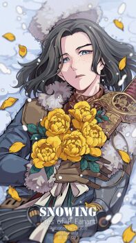 1boy artist_name autumn_leaves black_hair blue_eyes bouquet brown_gloves commentary copyright_name english_commentary falling_leaves flower freckles gloves hat highres holding holding_bouquet leaf lies_of_p lies_of_p:_overture lucylee158 lying male_focus on_back pinocchio_(lies_of_p) snow snowing solo watermark white_hat yellow_flower