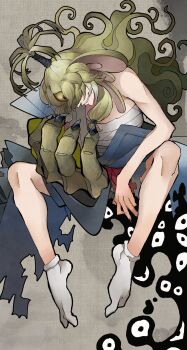 1girl absurdres bare_shoulders blue_kimono claws extra_ears full_body green_hair grey_background hair_over_eyes highres japanese_clothes kanmoku-san kemono_friends kimono long_hair ribbon sanmoto_gorozaemon_(kemono_friends) sarashi shadow simple_background sitting solo tabi teeth yellow_eyes