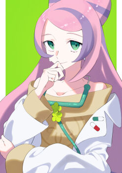 1girl aoi_(altea0923) closed_mouth coat collarbone commentary_request green_background green_eyes hand_up highres long_hair long_sleeves looking_at_viewer miriam_(pokemon) nintendo off-shoulder_sweater off_shoulder pink_hair pokemon pokemon_sv solo sweater upper_body white_coat yellow_sweater