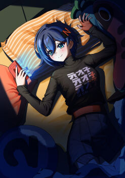 1girl absurdres arms_up belle_(zenless_zone_zero) black_shirt blue_hair blue_nails blush cellphone closed_mouth commentary cowboy_shot crossed_bangs earclip english_commentary fingerless_gloves from_above gloves green_eyes grey_skirt hair_between_eyes hair_ornament head_on_pillow highres holding holding_phone letter_hair_ornament looking_at_phone lying on_back on_bed orange_gloves phone pillow print_shirt screen_light shirt single_fingerless_glove single_glove skirt smile solo turtleneck yger zenless_zone_zero