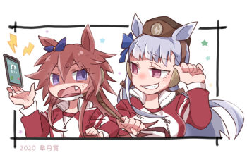 2girls animal_ears beer_hsk brown_hair brown_hat cellphone ear_covers fang gold_ship_(umamusume) grey_hair grin gym_shirt hair_between_eyes hat horse_ears jacket lightning_bolt_symbol long_hair mask mask_pull mini_hat mouth_mask multiple_girls open_mouth orfevre_(old_design)_(umamusume) phone purple_eyes red_jacket shirt smile track_jacket translation_request umamusume upper_body very_long_hair wavy_mouth white_background white_shirt