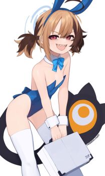 1girl :d ahoge animal_ear_hairband animal_ears artist_name bare_arms bare_shoulders blue_archive blue_bow blue_bowtie blue_hairband blue_leotard bow bowtie breasts brown_hair commentary cosplay detached_collar english_commentary fake_animal_ears gigi_murin hair_between_eyes hairband halo highleg highleg_leotard highres holding holding_suitcase hololive hololive_english huge_ahoge leaning_forward leotard looking_at_viewer multicolored_hair open_mouth playboy_bunny rabbit_tail red_eyes sharp_teeth short_hair simple_background small_breasts smile solo strapless strapless_leotard suitcase tail teeth thighhighs toki_(blue_archive) toki_(blue_archive)_(cosplay) toki_(bunny)_(blue_archive) two-tone_hair virtual_youtuber white_background white_thighhighs yoako