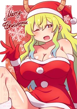 1girl bare_shoulders blonde_hair blush border breasts christmas cleavage crossed_fingers dragon_girl dragon_horns dress elbow_gloves fur-trimmed_dress fur-trimmed_gloves fur-trimmed_headwear fur_trim gloves gradient_hair green_hair hat highres horns huge_breasts knee_up kobayashi-san_chi_no_maidragon long_hair looking_at_viewer lucoa_(maidragon) mei_(blgvprumrygoiaw) merry_christmas multicolored_hair one_eye_closed open_mouth purple_eyes red_background red_dress red_gloves red_hat santa_costume santa_hat short_dress skirt smile snowflake_print solo very_long_hair white_border yellow_pupils