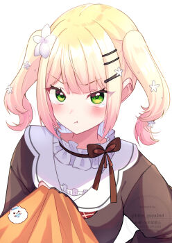 1girl 1other :t angry blonde_hair blunt_ends blush bow bowtie brown_bow brown_bowtie brown_cardigan cardigan clothes_grab collar flower frilled_collar frilled_shirt frills gradient_hair green_eyes hair_flower hair_ornament hairclip highres hiiro_yuya hololive looking_at_viewer medium_hair momosuzu_nene momosuzu_nene_(casual) multicolored_hair neckerchief official_alternate_costume official_alternate_hair_length official_alternate_hairstyle orange_shirt pink_hair plaid_clothes plaid_neckerchief pout red_neckerchief sailor_collar shirt shirt_grab sidelocks simple_background tearing_up twintails twitter_username upper_body virtual_youtuber watermark white_background white_flower white_sailor_collar yukimin_(yukihana_lamy)