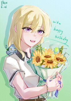 1girl aaclaypot animalization bang_dream! bang_dream!_it's_mygo!!!!! blonde_hair blush bouquet bracelet chinese_commentary commentary_request dated flower green_background hair_between_eyes happy_birthday highres holding holding_bouquet jewelry medium_hair misumi_uika octopus open_mouth purple_eyes shirt short_sleeves sunflower teeth togawa_sakiko upper_body upper_teeth_only white_shirt