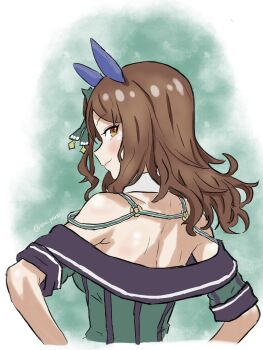 1girl animal_ears bare_back bare_shoulders blush bow breasts brown_hair dress ear_bow ear_covers ear_ribbon gloves green_bow green_dress hair_between_eyes highres horse_ears horse_girl king_halo_(king_of_emeralds)_(umamusume) king_halo_(umamusume) looking_at_viewer mini_pekoe off_shoulder red_eyes shirt single_ear_cover smile solo umamusume