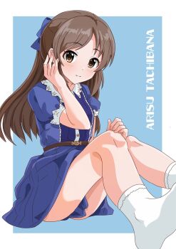 1girl blue_background blue_dress blush bow brown_eyes brown_hair child dress hair_bow highres idolmaster idolmaster_cinderella_girls idolmaster_cinderella_girls_u149 illustscody long_hair long_sleeves looking_at_viewer simple_background sitting sleeveless smile socks solo tachibana_arisu white_socks