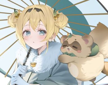 Rule 34 | 1girl, bell, black hairband, blonde hair, blush, commentary, double bun, fur-trimmed jacket, fur trim, gloves, green jacket, hair bell, hair bun, hair ornament, hairband, holding, holding umbrella, hololive, jacket, kazama iroha, long sleeves, looking at viewer, parted lips, pokobee, ryuya, short hair, simple background, solo, symbol-only commentary, tanuki, umbrella, upper body, virtual youtuber, white background, white gloves